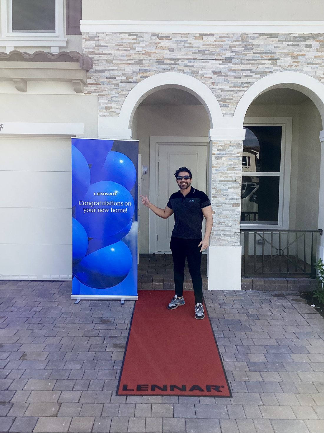 Jose Andrew Fuenmayor entregando una propiedad a sus clientes en Florida